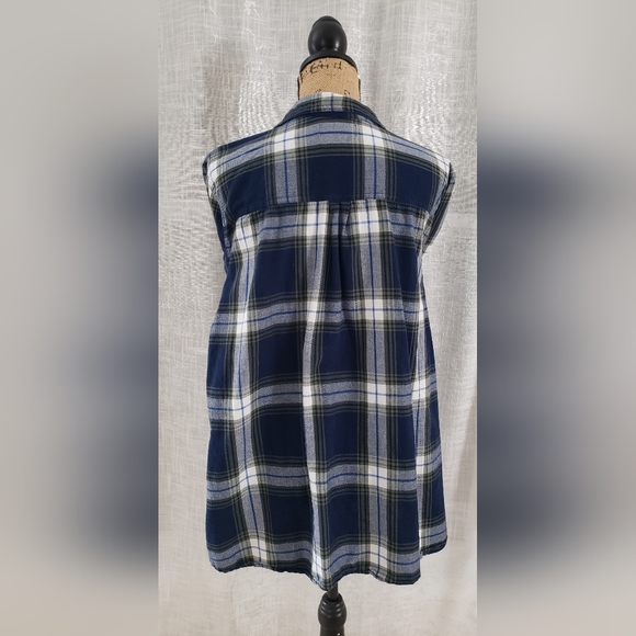 OLD NAVY BUTTON DOWN - Picture 5 of 6